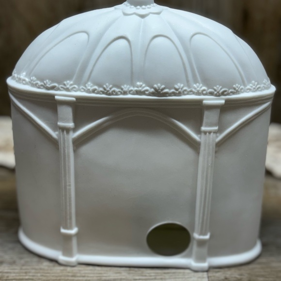 White Porcelain Dome Nativity  Stratfords Masterworks Collection hole for light - Picture 10 of 10